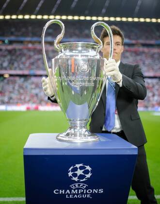 12. Mai 2015: Muenchen, Allianz Arena: Fussball UEFA Champions League, Halbfinale: FC Bayern Muenchen - FC Barcelona Barca Die Trophäe der UEFA Champions League auf einem Sockel.