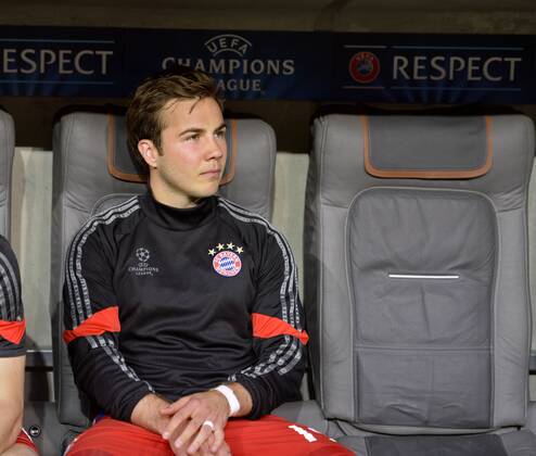 12.05.2015, Fussball Championsleague 2014 2015, Halbfinale Rückspiel, FC Bayern München - FC Barcelona Barca in der Allianz-Arena München. Mario Götze (Bayern) sitzt nachdenklich auf der Bank. 