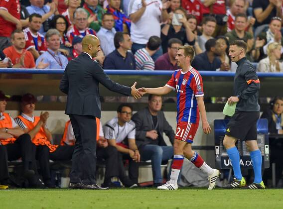 12.05.2015, Fussball Championsleague 2014 2015, Halbfinale Rückspiel, FC Bayern München - FC Barcelona Barca in der Allianz-Arena München. v.li: Trainer Pep Guardiola (Bayern München) shakehands nach der Auswechslung mit Philipp Lahm (München). 