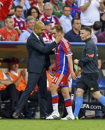12.05.2015, Fussball Championsleague 2014 2015, Halbfinale Rückspiel, FC Bayern München - FC Barcelona Barca in der Allianz-Arena München. v.li: Trainer Pep Guardiola (Bayern München) shakehands nach der Auswechslung mit Philipp Lahm (München). 