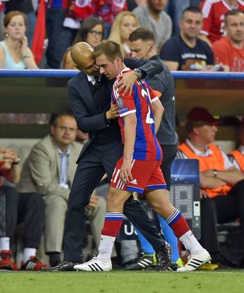 12.05.2015, Fussball Championsleague 2014 2015, Halbfinale Rückspiel, FC Bayern München - FC Barcelona Barca in der Allianz-Arena München. v.li: Trainer Pep Guardiola (Bayern München) umarmt nach der Auswechslung Philipp Lahm (München). 