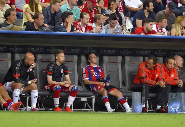 12.05.2015, Fussball Championsleague 2014 2015, Halbfinale Rückspiel, FC Bayern München - FC Barcelona Barca in der Allianz-Arena München. Philipp Lahm (re, München) sitzt nach der Auswechslung müde auf der Ersatzbank. 