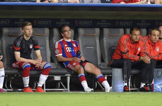 12.05.2015, Fussball Championsleague 2014 2015, Halbfinale Rückspiel, FC Bayern München - FC Barcelona Barca in der Allianz-Arena München. Philipp Lahm (mitte, München) sitzt nach der Auswechslung müde auf der Ersatzbank. 