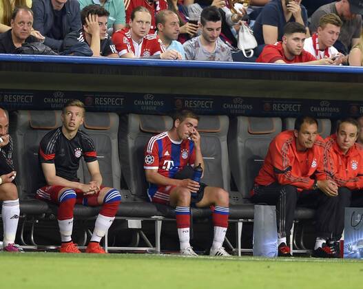 12.05.2015, Fussball Championsleague 2014 2015, Halbfinale Rückspiel, FC Bayern München - FC Barcelona Barca in der Allianz-Arena München. Philipp Lahm (mitte, München) sitzt nach der Auswechslung müde auf der Ersatzbank. 