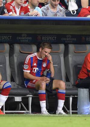 12.05.2015, Fussball Championsleague 2014 2015, Halbfinale Rückspiel, FC Bayern München - FC Barcelona Barca in der Allianz-Arena München. Philipp Lahm (München) sitzt nach der Auswechslung müde auf der Ersatzbank. 
