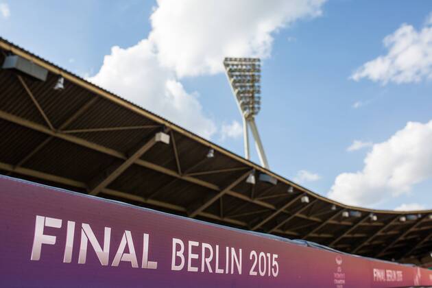 Berlin, Deutschland, 13.05.2015: Fußball Frauen Championsleague 2014 2015 - UEFA Women s Championsleague Final 2015 - Vorschau. Schriftzug Finale Berlin 2015 , im Hintergrund Flutlichtmasten