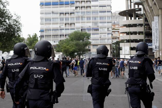 May 13, 2015 - Madrid, Spain - SPAIN, Madrid:Juventus tifosi face police befroe the Champions League 2014 15 semifinals second leg match between Real Madrid and Juventus, at Santiago Bernabeu Stadium in Madrid on May 13, 2015. Real Madrid CF v Juventus - UEFA Champions League Semi Final  - ZUMAn230