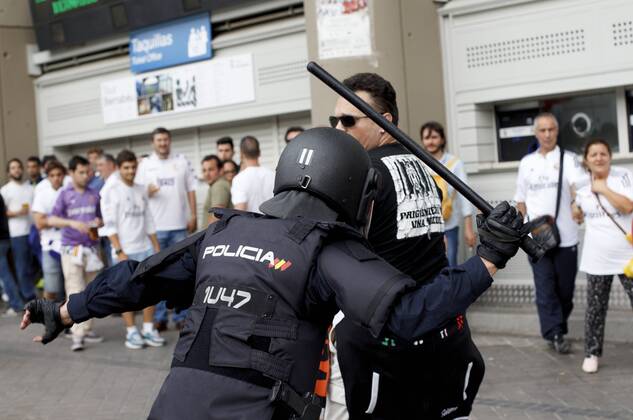 May 13, 2015 - Madrid, Spain - SPAIN, Madrid:Juventus tifosi face police befroe the Champions League 2014 15 semifinals second leg match between Real Madrid and Juventus, at Santiago Bernabeu Stadium in Madrid on May 13, 2015. Real Madrid CF v Juventus - UEFA Champions League Semi Final  - ZUMAn230