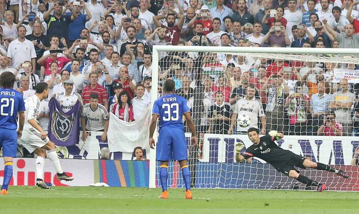 rm7 Cristiano RONALDO, Real Madrid 7 Torschuss, schiesst das Tor zum 1-0 gegen Gianluigi BUFFON, JUVE 1 Elfmeterschiessen, 11m, Strafstoss, Strafe, Elfmeter, Strafstoß ,Aktion, Einzelbild, Torschuss REAL MADRID - JUVENTUS TURIN Fussball UEFA Champions League, Halbfinale Rueckspiel, Madrid, 13.05.2015 CL Saison 2014 2015,