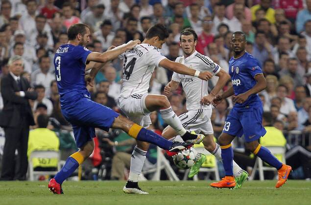 Partido de futbol entre el Real Madrid y la Juventus de Turin de vuelta de semifinales de la Champions League 2014 2015, celebrado en el estadio Santiago Bernabeu, en Madrid 13 05 2015. Soccer match between Real Madrid and Juventus, second round of semi finals of the 2014 2015 Champions League, held at the Santiago Bernabeu stadium, in Madrid 05 13 2015. Chicharito 