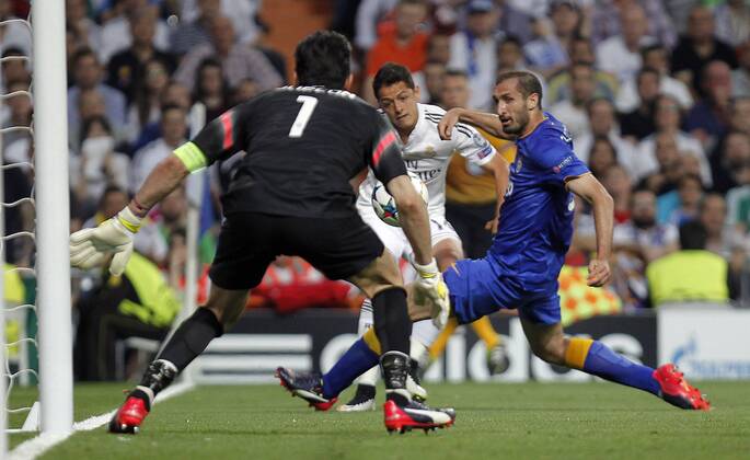 Partido de futbol entre el Real Madrid y la Juventus de Turin de vuelta de semifinales de la Champions League 2014 2015, celebrado en el estadio Santiago Bernabeu, en Madrid 13 05 2015. Soccer match between Real Madrid and Juventus, second round of semi finals of the 2014 2015 Champions League, held at the Santiago Bernabeu stadium, in Madrid 05 13 2015. Chicharito 
