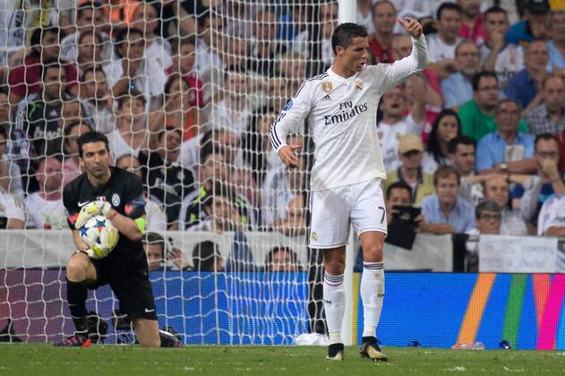 v.li.: Gianluigi Buffon (Torwart, Juve) hat den Ball, Cristiano Ronaldo (CR7, Real) enttäuscht schauend, Enttäuschung, Frustration, disappointed, pessimistisch, Fussball, UEFA Champions League, Real Madrid - Juventus Turin, xjgx