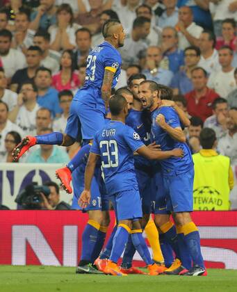 Alvaro MORATA, JUVE 9 Torschuss, schiesst das Tor zum 1-1 jubel mit Arturo VIDAL, JUVE 23 Giorgio CHIELLINI, JUVE 3 Leonardo BONUCCI, JUVE 19 Arturo VIDAL, JUVE 23 REAL MADRID - JUVENTUS TURIN Fussball UEFA Champions League, Halbfinale Rueckspiel, Madrid, 13.05.2015 CL Saison 2014 2015,