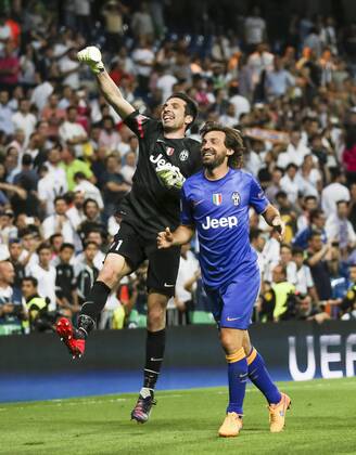 Gianluigi BUFFON, JUVE 1 Andrea PIRLO, JUVE 21 Jubel, Freude, Emotionen, Feiern, Lachen, jubelt, freuen, reisst die Arme hoch, ballt die Faust REAL MADRID - JUVENTUS TURIN 1-1 damit Juve im Finale (2-1 Hinspiel) Fussball UEFA Champions League, Halbfinale Rueckspiel, Madrid, 13.05.2015 CL Saison 2014 2015,