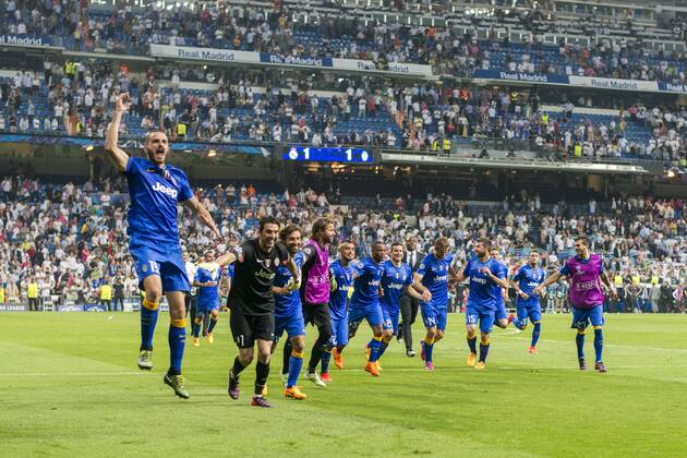 Juventus team group Mannschaftsbild Totale MAY 13, 2015 - Football Soccer : Juventus players celebrate after the UEFA Champions League Semi-final 2nd leg match between Real Madrid 1-1 Juventus at Estadio Santiago Bernabeu in Madrid, Spain. NoxThirdxPartyxSales  (ptmb075280)