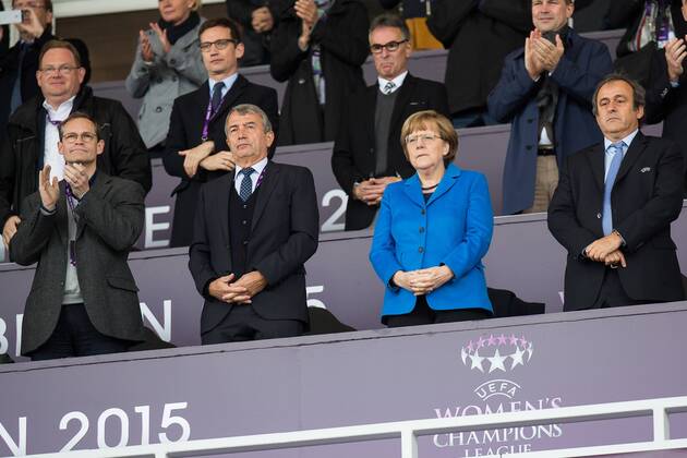 Berlin, Deutschland, 14.05.2015: Fußball Frauen Championsleague 2014 2015 - 1. FFC Frankfurt - Paris Saint Germain - UEFA Womens Championsleague Final 2015. Bürhermeister Buergermeister Michael Müller Mueller, DFB Präsident Praesident Wolfgang Niersbach, Bundeskanzlerin Angela Merkel, Michel Platini