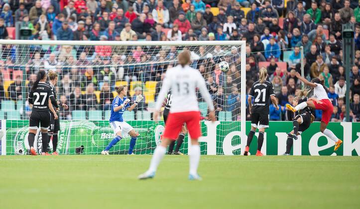 Berlin, Deutschland, 14.05.2015: Fußball Frauen Championsleague 2014 2015 - 1. FFC Frankfurt - Paris Saint Germain - UEFA Womens Championsleague Final 2015. Tor 1:1. Torschütze Torschuetze Marie-Laure Delie (PSG 18) trifft gegen Torhueterin Desiree Schumann (Frankfurt 1)
