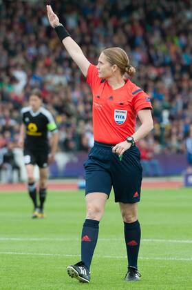 Schiedsrichterin Esther Staubli (Schweiz) gibt Anweisungen, gestikuliert, mit den Armen gestikulieren, Fussball, UEFA Women s Champions League, 1. FFC Frankfurt - Paris Saint-Germain, xobx