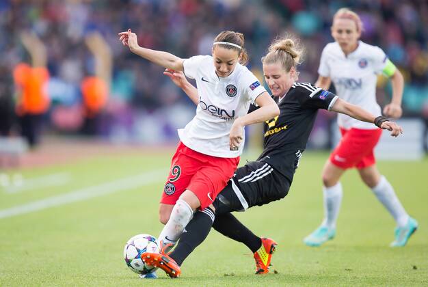 Berlin, Deutschland, 14.05.2015: Fußball Frauen Championsleague 2014 2015 - 1. FFC Frankfurt - Paris Saint Germain - UEFA Womens Championsleague Final 2015. Kosovare Asllani (PSG 9) im Zweikampf gegen Simone Laudehr (Frankfurt 11)