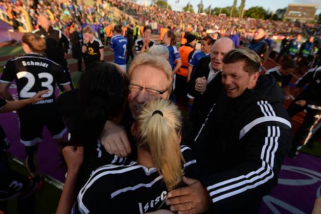 14.05.2015, xfux, Fussball UEFA Champions League Womans, 1.FFC Frankfurt - FC Paris St. Germain , v.l. Peggy Kuznik (1.FFC Frankfurt), Praesident Vorstandsvorsitzender Bodo Adler (1.FFC Frankfurt), Mandy Islacker (1.FFC Frankfurt), Trainer Colin Bell (1.FFC Frankfurt) jubeln jubelt nach Spielende.