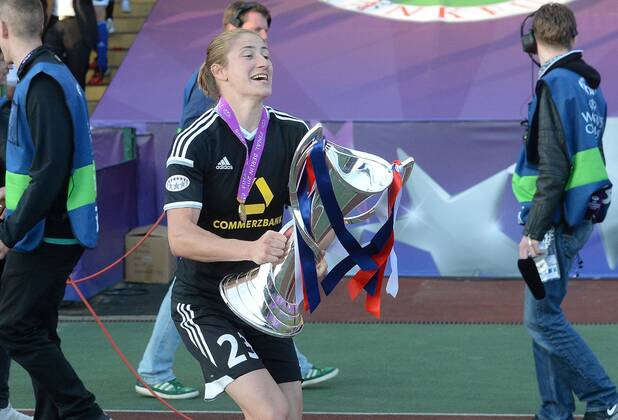 14.05.2015, xfux, Fussball UEFA Champions League Womans, 1.FFC Frankfurt - FC Paris St. Germain , v.l. Bianca Schmidt (1.FFC Frankfurt) jubeln jubelt nach Spielende mit Pokal