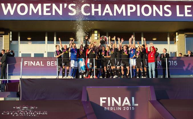 Fussball Berlin 14.05.2015 Saison 2014 2015 Champions League Finale der Frauen 1. FFC Frankfurt - Paris Saint-Germain Frankfurt gewinnt die Champions League 2015 Kerstin Garefrekes (1.FFC Frankfurt, No.18) mit pokal