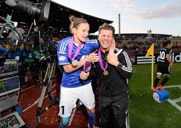 14.05.2015, xfux, Fussball UEFA Champions League Womans, 1.FFC Frankfurt - FC Paris St. Germain , v.l. Desire Schumann (1.FFC Frankfurt), Trainer Colin Bell (1.FFC Frankfurt) jubeln jubelt nach Spielende.