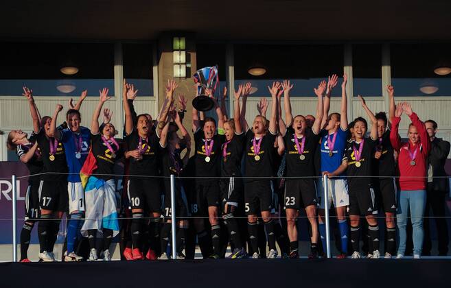 Siegerehrung: Das Siegerteam von FFC Frankfurt feiert den Triumph. Kapitaenin Kerstin GAREFREKES (FFC) mit dem Pokal. Fussball international UEFA Frauen Championsleague, Saison 2014 2015, FINALE: 1.FFC Frankfurt - Paris Saint-Germain im Ludwig-Jahn-Sportpark in Berlin, Deutschland am 14.05.2015,
