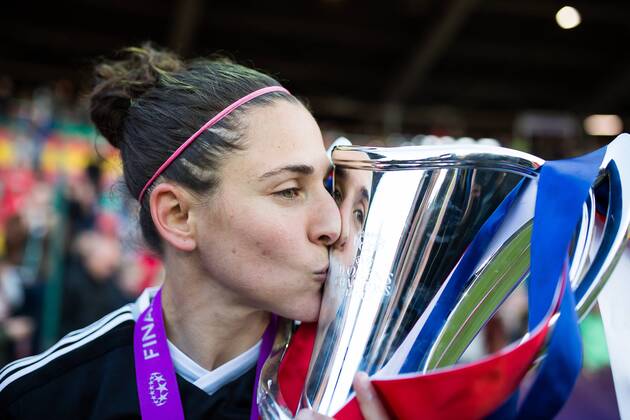 Berlin, Deutschland, 14.05.2015: Fußball Frauen Championsleague 2014 2015 - 1. FFC Frankfurt - Paris Saint Germain - UEFA Womens Championsleague Final 2015. Vero Boquete (Frankfurt 7) bejubelt den Sieg im Finale der UEFA Women s Championsleague 2015 und küsst kuesst den Pokal