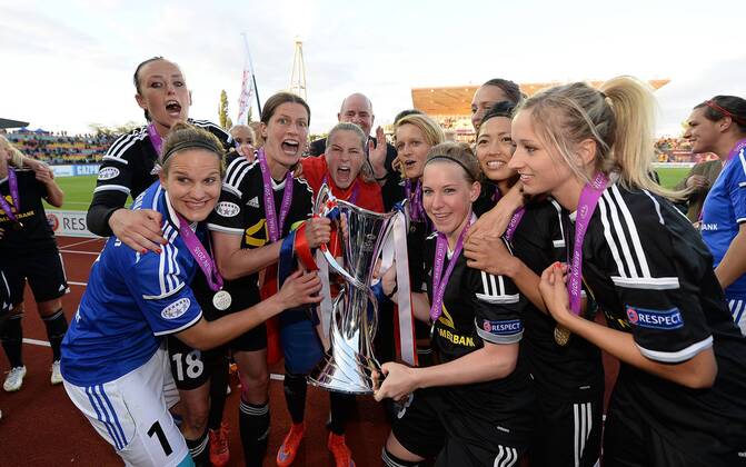 14.05.2015, xfux, Fussball UEFA Champions League Womans, 1.FFC Frankfurt - FC Paris St. Germain , v.l. Spielerinnen vom 1.FFC Frankfurt jubeln jubelt nach Spielende mit Pokal