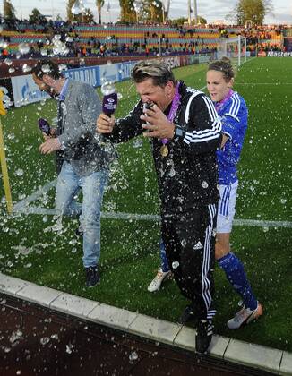 14.05.2015, xfux, Fussball UEFA Champions League Womans, 1.FFC Frankfurt - FC Paris St. Germain , v.l. Trainer Colin Bell (1.FFC Frankfurt), Desire Schumann (1.FFC Frankfurt) Bierdusche jubeln jubelt nach Spielende.