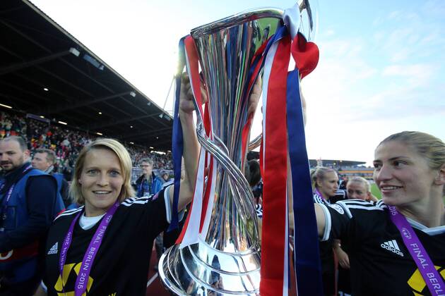 Saskia Bartusiak (Frankfurt), links, Bianca Schmidt (Frankfurt), jubeln mit dem Pokal 1.FCC Frankfurt - Paris Sain-Germain UEFA Womens Champions League, CL, Finale, Saison 2014 2015, Fußball, Fussball, soccer, Frauen, Dänen, Deutschland, Germany, Berlin, 14.5.2015 Ludwig-Jahn-Stadion
