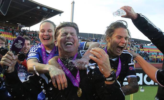 Colin Bell (Trainer Frankfurt), Mitte, bekommt eine Dusche ab, links Simone Laudehr (Frankfurt), rechts Dzsenifer Marozsan (Frankfurt), 1.FCC Frankfurt - Paris Sain-Germain UEFA Womens Champions League, CL, Finale, Saison 2014 2015, Fußball, Fussball, soccer, Frauen, Dänen, Deutschland, Germany, Berlin, 14.5.2015 Ludwig-Jahn-Stadion