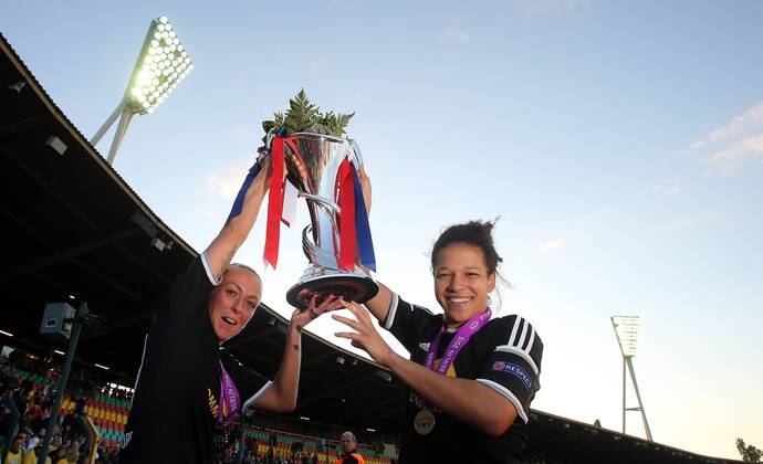 Célia Sasic (Frankfurt), rechts, links Mandy Islacker (Frankfurt), jubeln mit dem Pokal 1.FCC Frankfurt - Paris Sain-Germain UEFA Womens Champions League, CL, Finale, Saison 2014 2015, Fußball, Fussball, soccer, Frauen, Dänen, Deutschland, Germany, Berlin, 14.5.2015 Ludwig-Jahn-Stadion