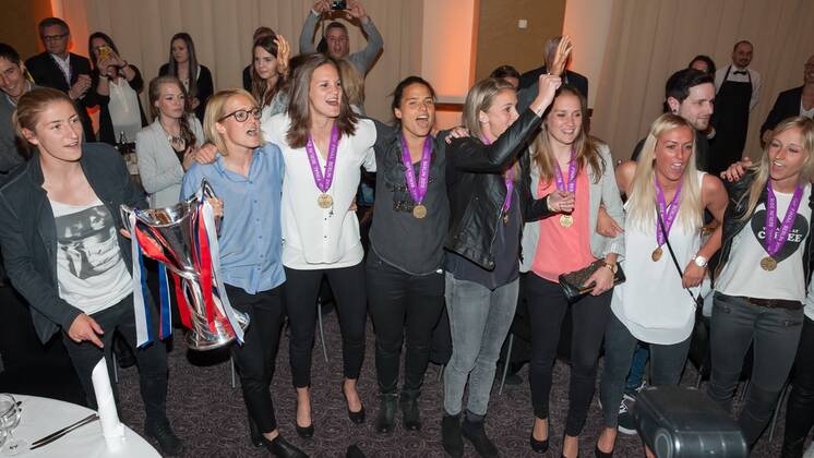 Die Spielerinnen des 1. FFC Frankfurt feiern den Sieg auf der Siegesfeier, zeigen den Pokal, singen Freude, Mannschaftsfeier, Fussball, UEFA Women s Champions League, 1. FFC Frankfurt - Paris Saint-Germain, xobx