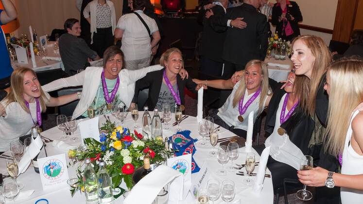 v.li.: Marith Prießen (1. FFC Frankfurt), Torhüterin Anne-Kathrine Kremer (1. FFC Frankfurt), Svenja Huth (1. FFC Frankfurt) und Laura Störzel (1. FFC Frankfurt) singen We Are The Champions auf der Mannschaftsfeier, Siegesfeier, Fussball, UEFA Women s Champions League, 1. FFC Frankfurt - Paris Saint-Germain, xobx