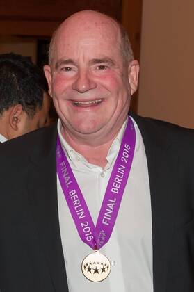 Manager Siegfried Dietrich (1. FFC Frankfurt) mit der Siegermedaille auf der Mannschaftsfeier, Siegesfeier, Fussball, UEFA Women s Champions League, 1. FFC Frankfurt - Paris Saint-Germain, xobx