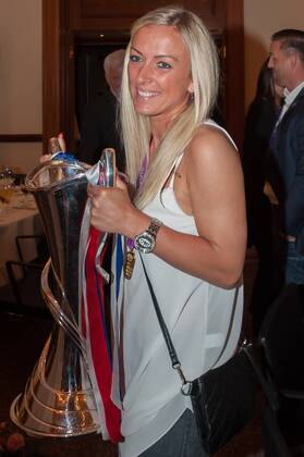 Siegtorschützin Mandy Islacker (1. FFC Frankfurt) zeigt den Pokal auf der Mannschaftsfeier, Siegesfeier, Fussball, UEFA Women s Champions League, 1. FFC Frankfurt - Paris Saint-Germain, xobx