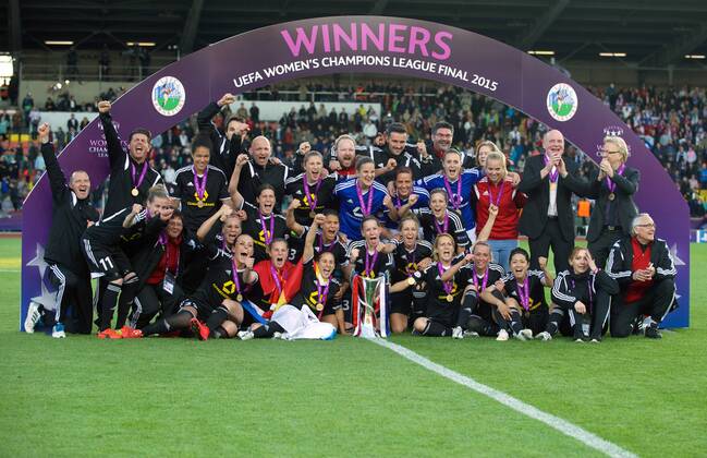 Fussball Damen Berlin 14.05.2015 Friedrich Ludwig Jahn Sportpark UEFA Damen Champions League Finale 1 FFC Frankfurt geg Paris Saint Germain 2 : 1 Teamfoto Champoinsleague Sieger FFC Frankfurt vlnr u a Colin BELL Trainer FFC Celia SASIC 9 FFC Ana Maria CRNOGORCEVIC 21 FFC Kerstin GAREFREKES 18 FFC Dzsenifer MAROZSAN 10 FFC Marith PRIESSEN 13 FFC Veronica BOQUETE 7 FFC Saskia BARUSIAK 25 FFc Peggy KUZNIK 27 FFC Bianca SCHMIDT 23 FFC Kozue ANDO 14 FFC Siegfried DIETRICH Manager FFC Simone LAUDEHR 11 FFC TW Desiree SCHUMANN 1 FFC ....