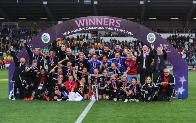 Siegerehrung: Die Spielerinnen von Frankfurt feiern Ihren Sieg. Fussball international UEFA Frauen Championsleague, Saison 2014 2015, FINALE: 1.FFC Frankfurt - Paris Saint-Germain im Ludwig-Jahn-Sportpark in Berlin, Deutschland am 14.05.2015,