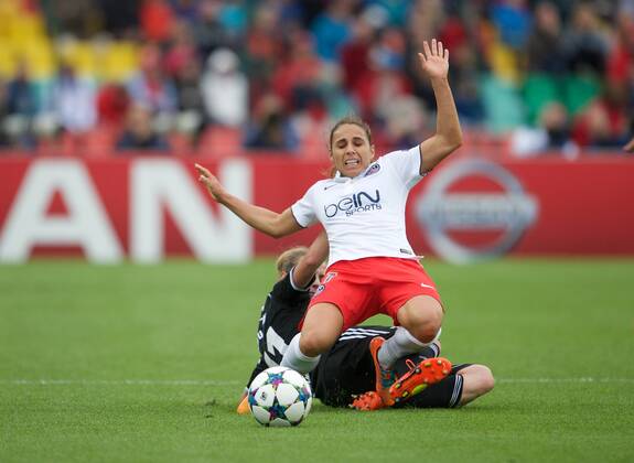 Fussball Berlin 14.05.2015 Saison 2014 2015 Champions League Finale der Frauen 1. FFC Frankfurt - Paris Saint-Germain Jessica Houara d Hommeaux (Paris, No.11) Simone Laudehr (1.FFC Frankfurt, No.11) verdeckt