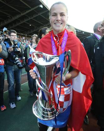 Ana Maria Crnogorcevic (Frankfurt), mit dem Pokal, rechts Saskia Bartusiak (Frankfurt), 1.FCC Frankfurt - Paris Sain-Germain UEFA Womens Champions League, CL, Finale, Saison 2014 2015, Fußball, Fussball, soccer, women, Frauen, Damen, Deutschland, Germany, Ergebnis 2:1 Berlin, 14.5.2015 Ludwig-Jahn-Stadion