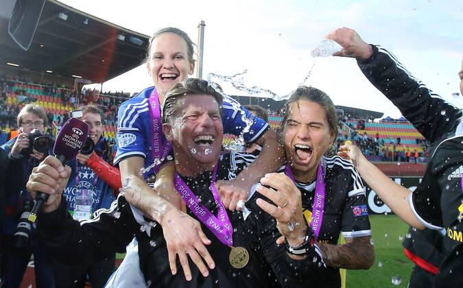 Colin Bell (Trainer Frankfurt), und Dzsenifer Marozsan (Frankfurt), jubeln nach dem Spiel und bekommen eine Wasserdusche ab, hinten DesirŽe Schumann (Torfrau Frankfurt), 1.FCC Frankfurt - Paris Sain-Germain UEFA Womens Champions League, CL, Finale, Saison 2014 2015, Fußball, Fussball, soccer, women, Frauen, Damen, Deutschland, Germany, Ergebnis 2:1 Berlin, 14.5.2015 Ludwig-Jahn-Stadion
