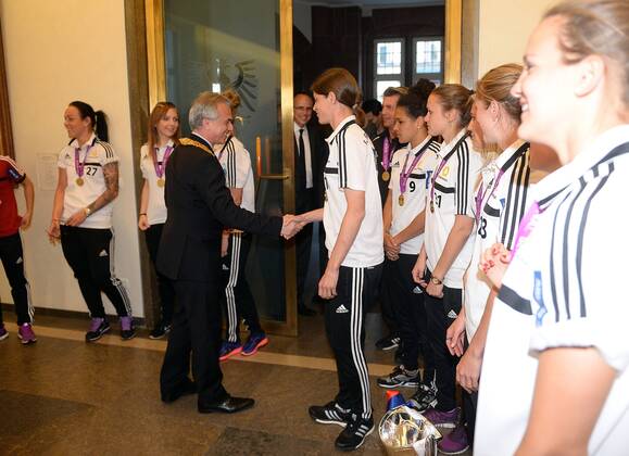 15.05.2015, xjhx, Fussball UEFA Champions League Womans, 1.FFC Frankfurt empfang im Roemer, v.l. OB Peter Feldmann, Kerstin Garefrekes (1.FFC Frankfurt)