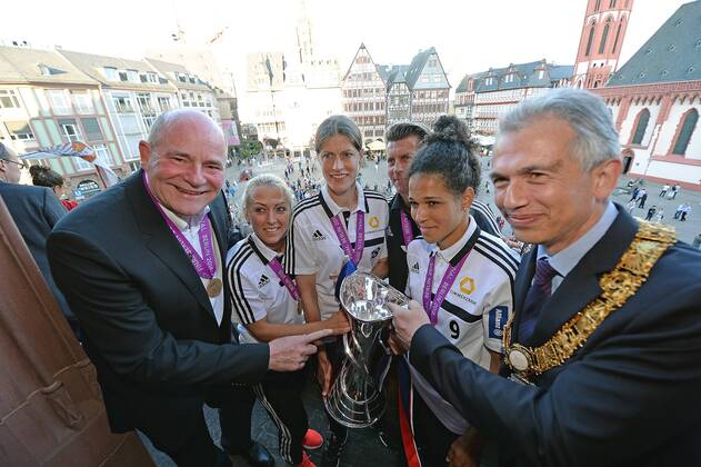 15.05.2015, xjhx, Fussball UEFA Champions League Womans, 1.FFC Frankfurt empfang im Roemer, v.l. Manager Siegfried Dietrich (1.FFC Frankfurt), Mandy Islacker (1.FFC Frankfurt), Kerstin Garefrekes (1.FFC Frankfurt), Trainer Colin Bell (1.FFC Frankfurt), Celia Sasic (1.FFC Frankfurt), OB Peter Feldmann