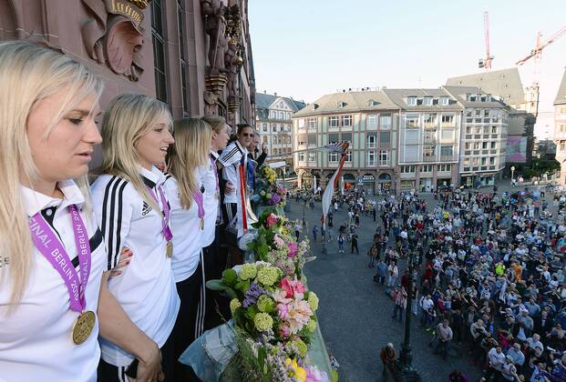 15.05.2015, xjhx, Fussball UEFA Champions League Womans, 1.FFC Frankfurt empfang im Roemer, v.l. FFC Spielerinnen auf dem Römerbalkon