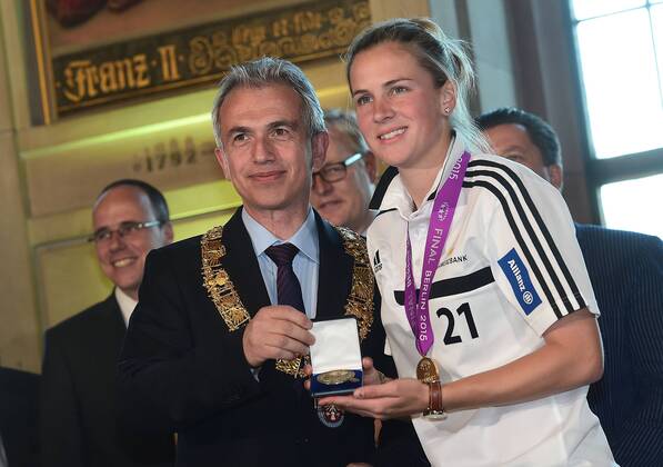 15.05.2015, xjhx, Fussball UEFA Champions League Womans, 1.FFC Frankfurt empfang im Roemer, v.l. OB Peter Feldmann, Ana-Maria Crnogorcevic (1.FFC Frankfurt)