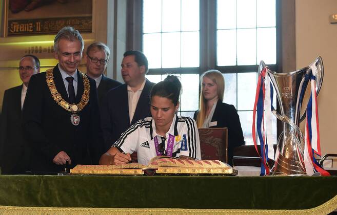15.05.2015, xjhx, Fussball UEFA Champions League Womans, 1.FFC Frankfurt empfang im Roemer, v.l. OB Peter Feldmann, Dzsenifer Marozsan (1.FFC Frankfurt)
