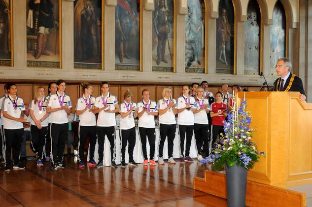 15.05.2015 Frankfurt am Main, Römer Kaisersaa UEFA Women’s Champions League Sieger 1. FFC Frankfurt wie im Römer empfangen ( FFC Frankfurt) und die Mannschaft im Kaisersaal während OB Peter Feldmann