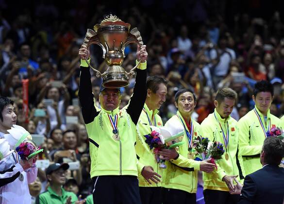 (150517) -- DONGGUAN, May 17, 2015 -- China s head coach Li Yongbo holds up the Sudirman Cup during the awarding ceremony for 2015 Sudirman Cup BWF World Mixed Team Championships in Dongguan, south China s Guangdong Province, May 17, 2015. ) (SP)CHINA-DONGGUAN-BADMINTON-2015 SUDIRMAN CUP(CN) LiuxDawei 